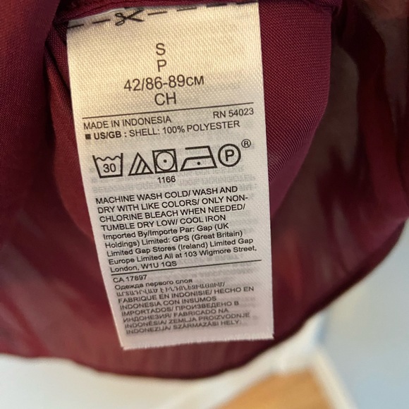 Banana Republic Sleeveless Vneck Inverted Pleat Blouse Wine Colour New with Tags - Picture 2 of 7